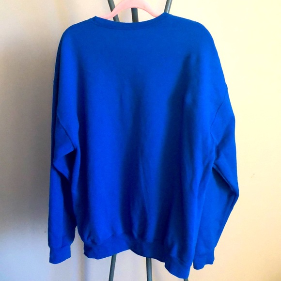 FRIENDS Sweatshirt 🌟HOST PICK!🌟 - Picture 4 of 4